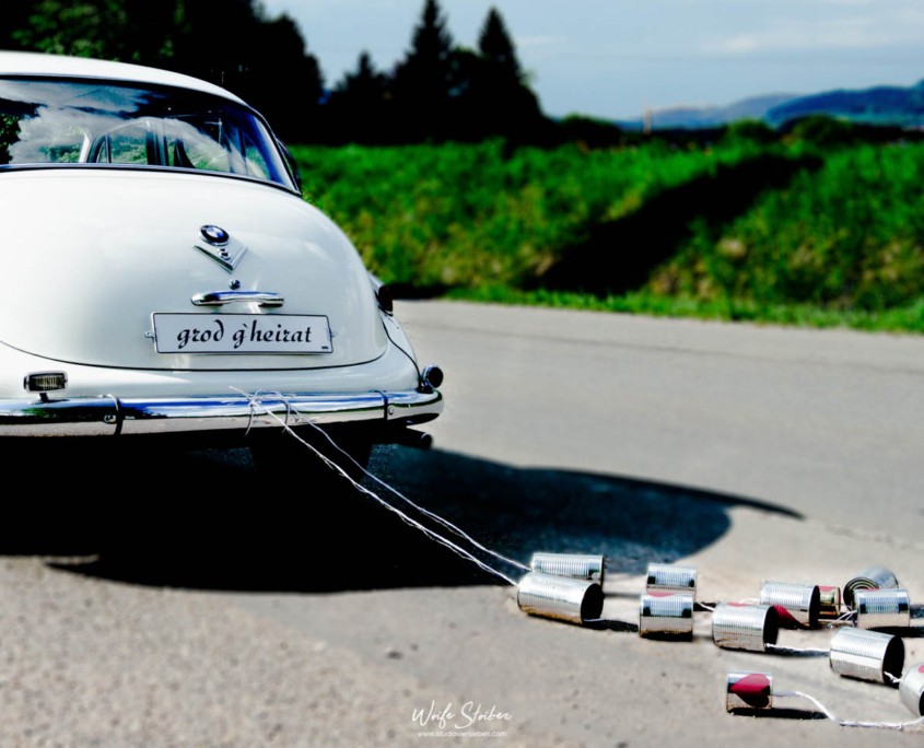Hochzeitsfotografie: Oldtimer mit Dosen als Hochzeitsauto
