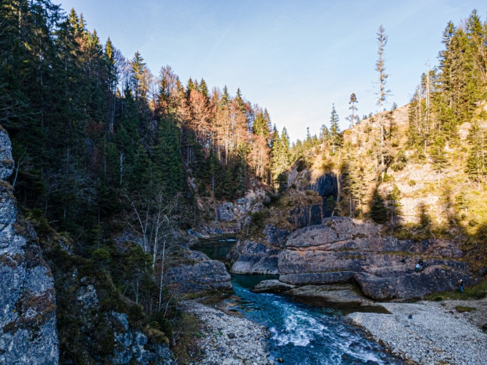 Exkursion Ammerschlucht Scheibum: Ammer zwischen steil gestellten Molasseschichten (Drohnenaufnahme)