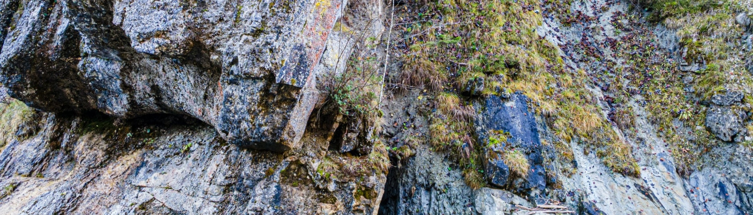 Exkursion Ammerschlucht Scheibum: Aufgerichtete Bausteinschichten am Flussufer (Drohnenaufnahme)