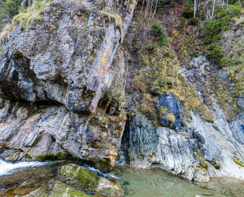 Exkursion Ammerschlucht Scheibum: Aufgerichtete Bausteinschichten am Flussufer (Drohnenaufnahme)
