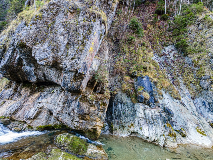 Exkursion Ammerschlucht Scheibum: Aufgerichtete Bausteinschichten am Flussufer (Drohnenaufnahme)