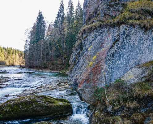 Exkursion Ammerschlucht Scheibum: Konglomeratblock und Stromschnelle (Drohnenaufnahme)