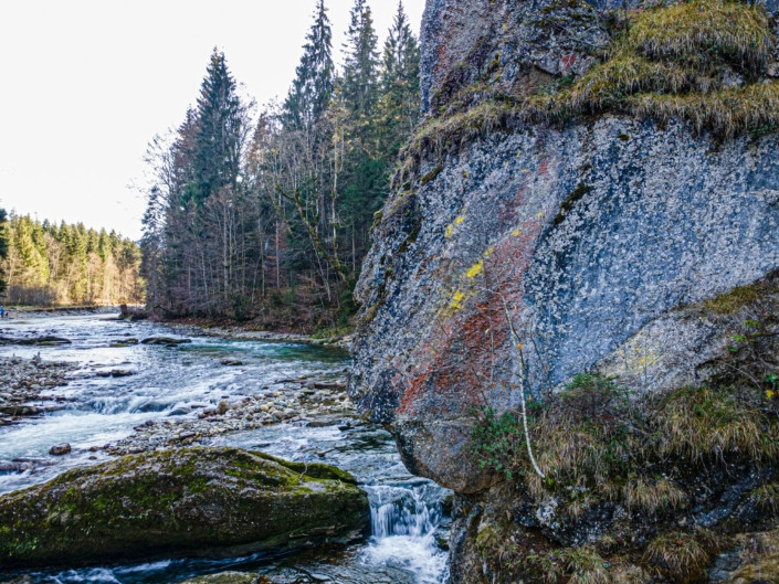 Exkursion Ammerschlucht Scheibum: Konglomeratblock und Stromschnelle (Drohnenaufnahme)