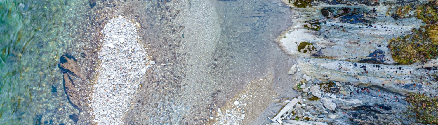 Exkursion Ammerschlucht Scheibum: Steil stehende Schichten im Flussbett von oben (Drohnenaufnahme)