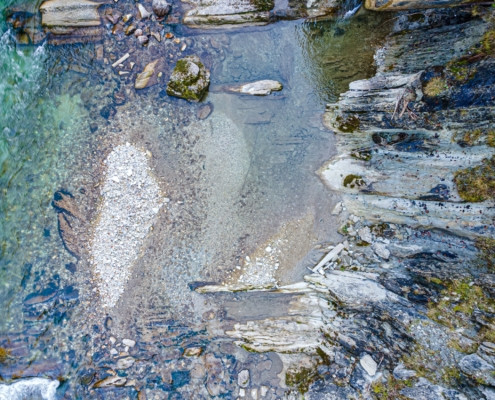 Exkursion Ammerschlucht Scheibum: Steil stehende Schichten im Flussbett von oben (Drohnenaufnahme)