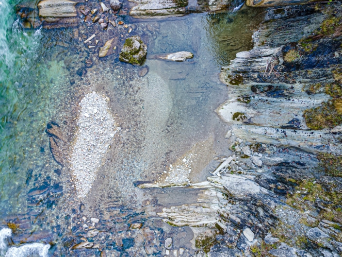 Exkursion Ammerschlucht Scheibum: Steil stehende Schichten im Flussbett von oben (Drohnenaufnahme)