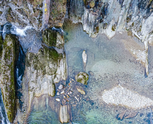 Exkursion Ammerschlucht Scheibum: Schichtköpfe im Flussbett, Draufsicht (Drohnenaufnahme)