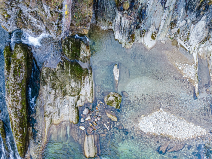 Exkursion Ammerschlucht Scheibum: Schichtköpfe im Flussbett, Draufsicht (Drohnenaufnahme)