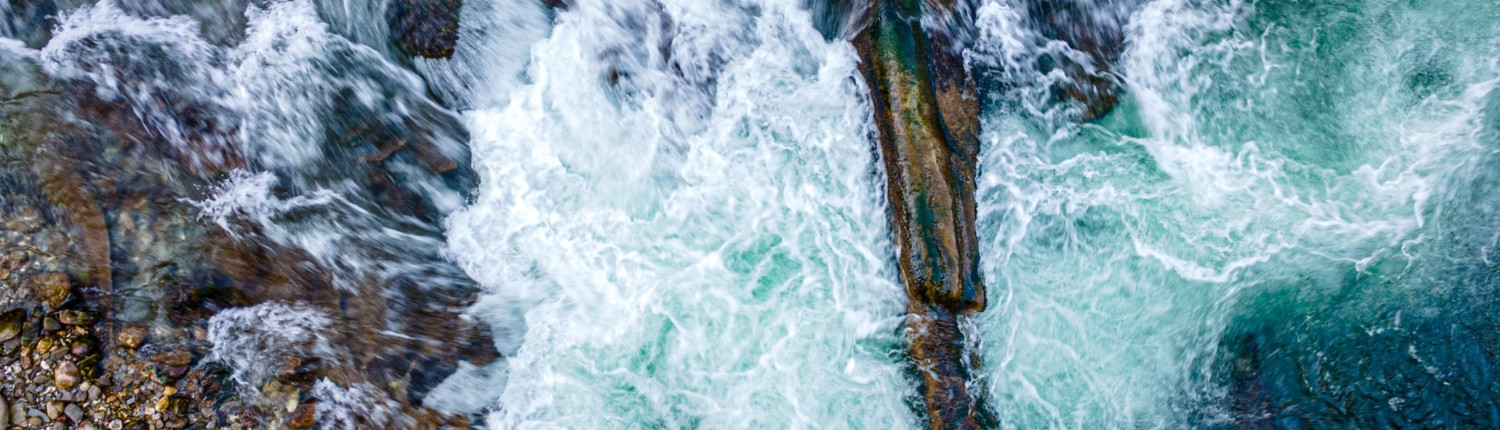Exkursion Ammerschlucht Scheibum: Ammer über eine Schichtrippe, Draufsicht (Drohnenaufnahme)