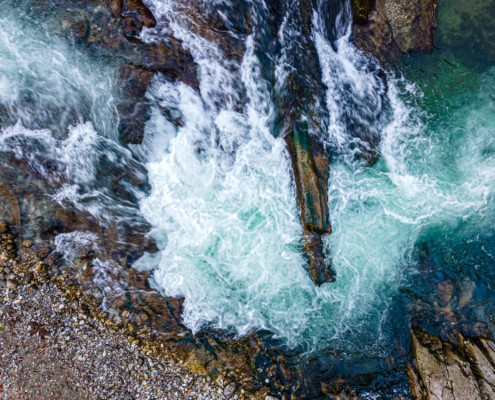 Exkursion Ammerschlucht Scheibum: Ammer über eine Schichtrippe, Draufsicht (Drohnenaufnahme)