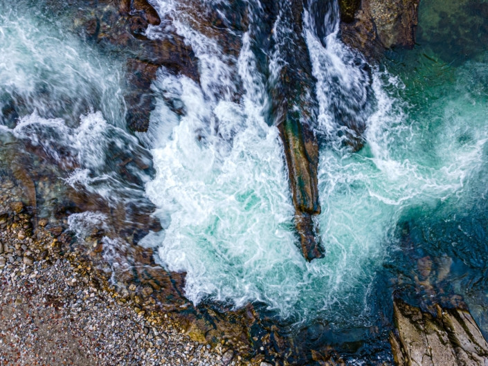 Exkursion Ammerschlucht Scheibum: Ammer über eine Schichtrippe, Draufsicht (Drohnenaufnahme)