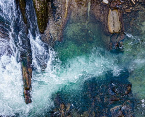 Exkursion Ammerschlucht Scheibum: Wildwasser zwischen Schichtrippen (Drohnenaufnahme)