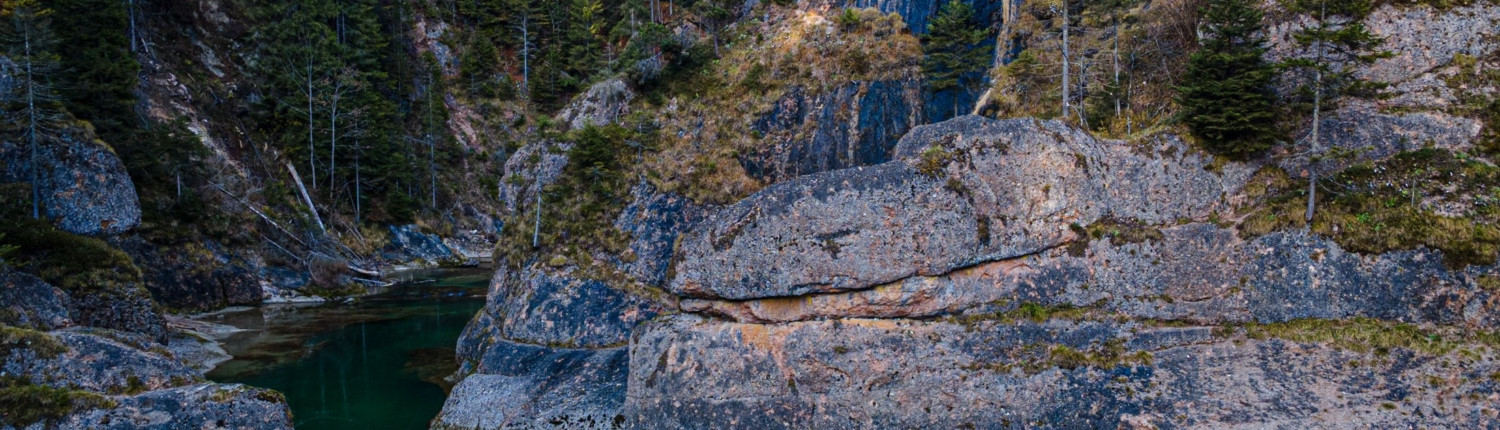 Exkursion Ammerschlucht Scheibum: Ammerschlucht im Herbstlicht (Drohnenaufnahme)