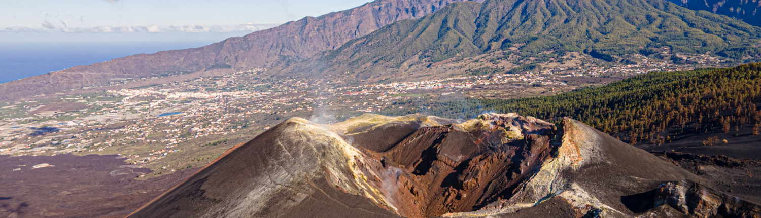 Kraterkette des Tajogaite vor der Cumbre Nueva Kraterkette des Tajogaite vor der Cumbre Nueva (La Palma)