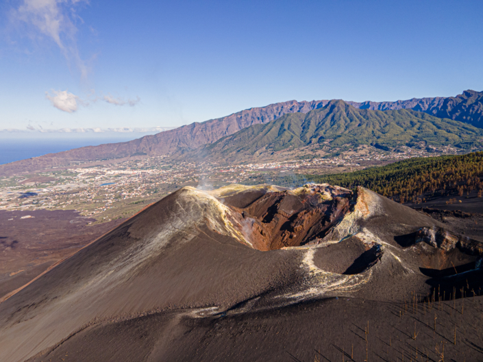 Kraterkette des Tajogaite vor der Cumbre Nueva Kraterkette des Tajogaite vor der Cumbre Nueva (La Palma)