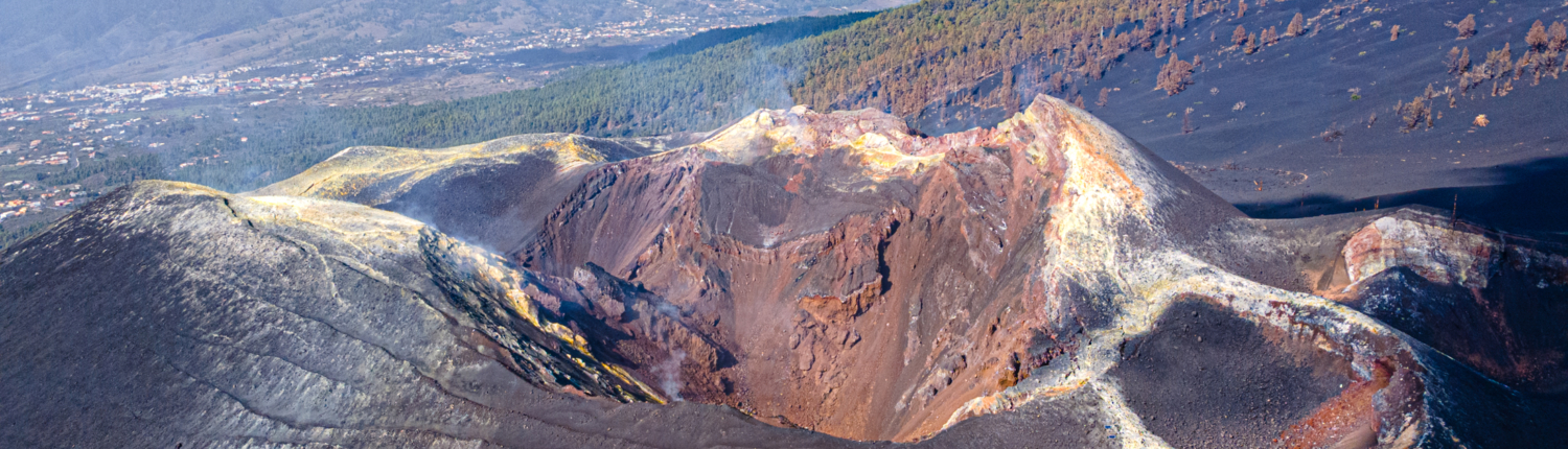 Kraterrand des Tajogaite mit Ascheablagerungen Kraterrand des Tajogaite mit Ascheablagerungen (La Palma)