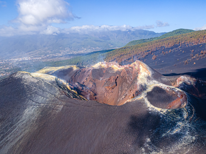 Kraterrand des Tajogaite mit Ascheablagerungen Kraterrand des Tajogaite mit Ascheablagerungen (La Palma)