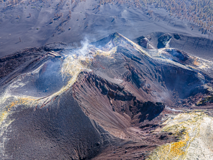 Krater des Tajogaite mit Fumarolen, Draufsicht Krater des Tajogaite mit Fumarolen, Draufsicht (La Palma)
