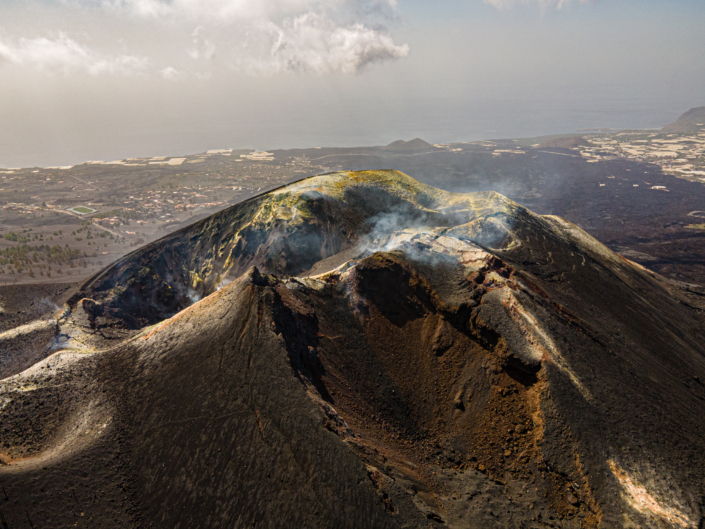 Dampfender Kegel des Tajogaite im Gegenlicht Dampfender Kegel des Tajogaite im Gegenlicht (La Palma)