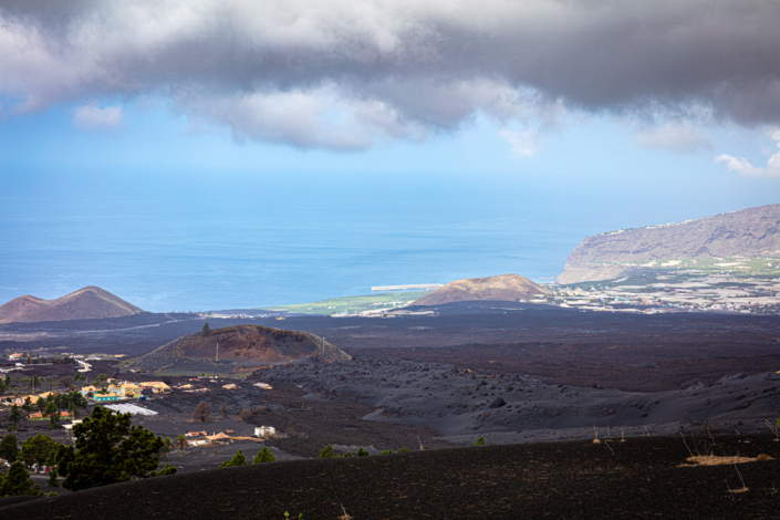 Blick über den Lavastrom des Tajogaite zum Meer Blick über den Lavastrom des Tajogaite zum Meer (La Palma)