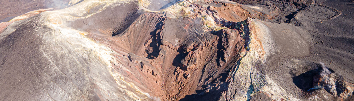 Krater des Tajogaite von oben Krater des Tajogaite von oben (La Palma)