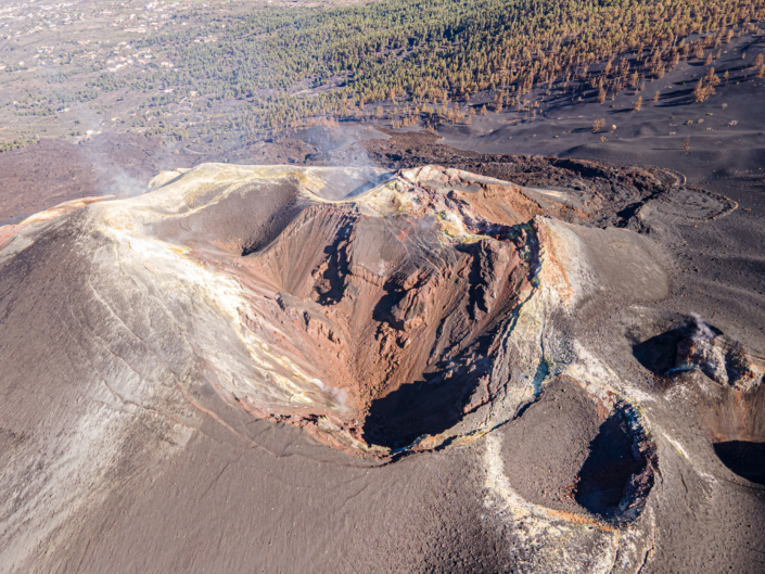Krater des Tajogaite von oben Krater des Tajogaite von oben (La Palma)