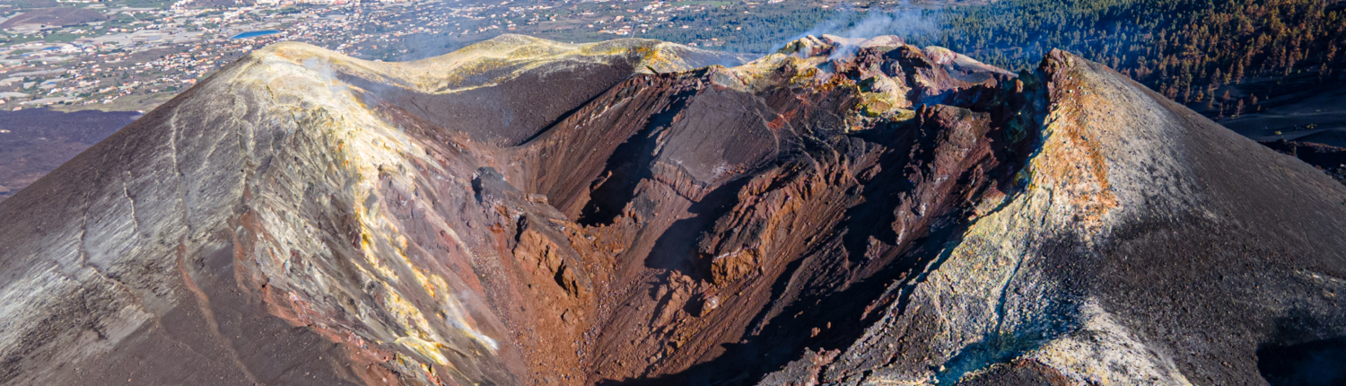 Hauptkrater des Tajogaite mit Schwefelablagerungen Hauptkrater des Tajogaite mit Schwefelablagerungen (La Palma)