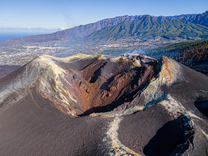 Hauptkrater des Tajogaite mit Schwefelablagerungen Hauptkrater des Tajogaite mit Schwefelablagerungen (La Palma)